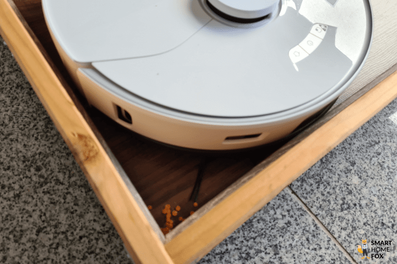 Ein Roborock Saugroboter reinigt in einer Ecke.